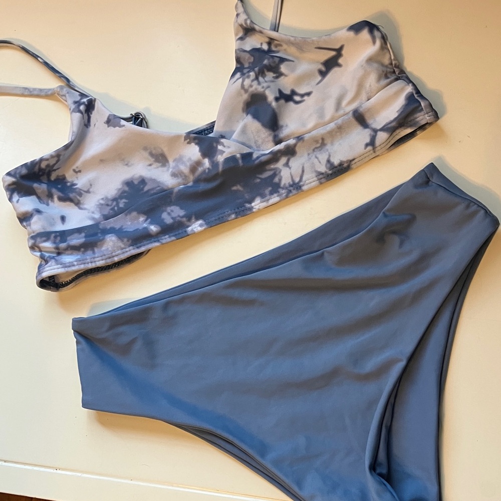 Stylish Blue and White Tie-Dye Women's Bra